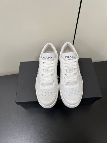 男款480Prada Downtown系带情侣板鞋宋佳李现同款休闲鞋 原版开发顶级版 运动风设计搭配精致细节。采用穿孔皮革打造，个性的厚底呈现别具一格的现代风格