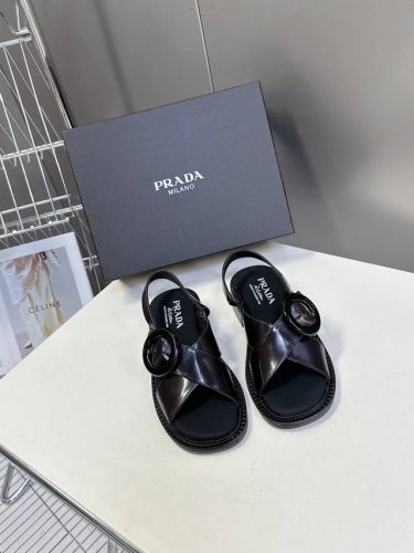 prada 普拉达春夏季最新款交叉复古凉鞋 超多网红时尚博主种草 春夏必备 小粗跟特别稳，真的是好穿又好看 搭配个袜子穿，无敌好看！鞋面开边珠擦色牛皮 内里小牛