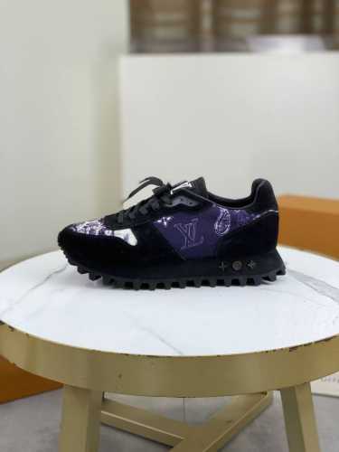 工厂价 顶级品质 LV 路易威登 欧洲专柜同步原单货！世界顶级品牌奢华品质 全球限量款 。休闲时尚 上脚高档次 给你低调奢华的舒适体验。鞋面采用纯意大利进口印花
