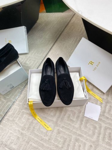 出厂 The Row25S新品复古 流苏乐福鞋 极简主义的设计风格 上脚超级显瘦又舒适 日常随心搭配裙子 裤子 都无敌好看 鞋面采用原版定制材质 内里垫脚均为羊