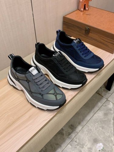 新款: 厂价 Boss* 最新爆款休闲鞋，顶端品牌奢侈～代购，顶级～质量。鞋面選用进口透气牛皮搭配织布材质透气羊皮垫脚 精细做工。原版个性时尚柔软橡膠耐磨防滑大