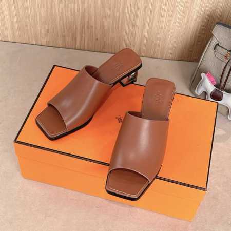 出厂价P Hermes Kylie 60凉鞋系列 时尚又百搭 超级舒服 每个细节都做到极致 面料牛皮 内里混种羊皮 独家开发五金鞋跟 跟高：6Cm 大底：原版真 - 点击图像关闭