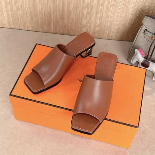 出厂价P Hermes Kylie 60凉鞋系列 时尚又百搭 超级舒服 每个细节都做到极致 面料牛皮 内里混种羊皮 独家开发五金鞋跟 跟高：6Cm 大底：原版真