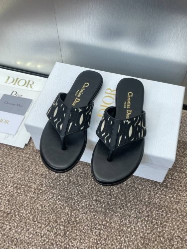 工厂p价p 平底 粗跟 Miss Dior 迪奥 2025春夏走秀新款Adiorble粗跟人字拖女鞋 Cd明星同款平底字母Logo夹指凉鞋 材质:原版定制环保透