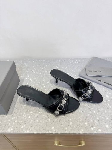 钻扣 Balenciaga 巴黎世家 25Ss春夏新款 金属 铆钉 拖鞋 这双Cagole拖鞋鞋型是淑女拖鞋上面的铆钉又超级朋克街头简直太别致了 Ins爆款 鞋