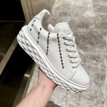 新款吉米周 Jimmy Choo ，独家发售，工厂价格 ，原版大底休闲小白鞋，采用最新工艺设计，立体感强多种工艺融合一起，颠覆时尚，超级有型！机器打铆钉装饰，稳
