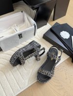 chanel 25P春夏新款链条凉鞋 超火的重工艺五金扣机车系列。 高版本，羊皮垫脚，真皮大底！ Size:35-39 其它码数定做