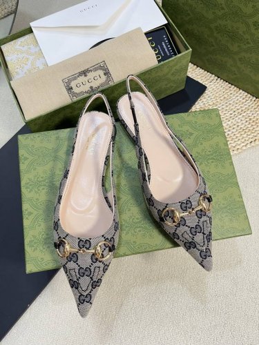 Gucci 24Ss春夏新款 G家尖头马衔扣V型系列 经典再现 简约设计高雅品质 鞋面以羊皮双G布材料匠心打造 鞋面缀饰亮眼的经典马衔扣 后带着釆用松紧带设计