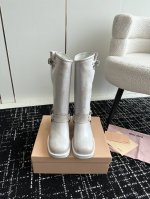 经典爆款 Miu Miu 经典走秀早秋机车靴 粗跟皮带扣复古机车西部靴子系列 夏天都可以穿的靴子来了 王炸款 整体设计透露着波希米兰的随性和洒脱 极具特色的缠绕