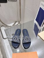 25Ss全新刺绣拖鞋 本款 Lv平底鞋以经Monogram提花重新演绎 刺绣出引人注目的几何图案 融入了Lv字母和Monogram花朵 凭借其精致的细节 平底鞋