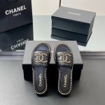 厂价 高品质 25Fw春夏新款Chanel小香链条圈边双C字母扣凉平底拖鞋 香家标志性的穿皮链条设计应用在垫脚圈边 配上经典菱格元素覆盖鞋面 垫脚 格外精致又文