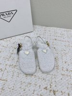 出厂 高版本 Prada普拉达 25 新款 罗马编织包头 凉鞋 专柜一上就断货的节奏 超级多的网红时尚博主种草 上脚真的太舒服了，细腻舒适又不单调！各大网红明星