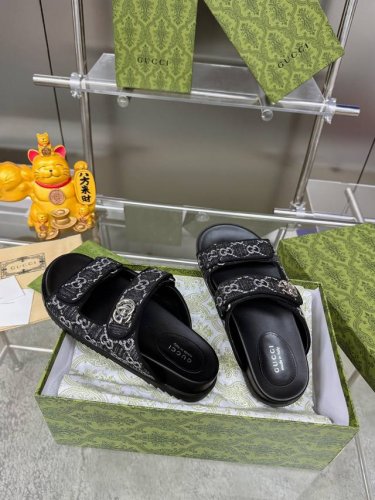 工厂p价 女装女鞋 运动原单 夏季新款女式双 G 凉拖鞋 该单品的灵感源自意大利海岸的夏季精神和海滩俱乐部，是 Gucci Lido 的一部分。该品牌以稻草为灵