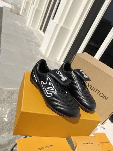 出厂价Pp 2025年新款Lv情侣同款球鞋，穿上就是时髦精 这款 Footprint Soccer 运动鞋于2025春夏系列时装展中亮相，是Pharrell W