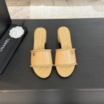 25Ss春夏新款Chanel小香爱心链条一字凉拖鞋 一字拖鞋夏天的标配 经典的一字拖居然能做到这么好看 香奶奶的穿皮链条果然很不一般！就有这种慵懒又富贵的感觉！