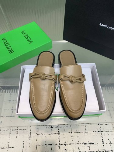 Bottega Venetabv Astaire系列结绳配饰乐福拖鞋 上脚轻松又时髦 穿上它 百搭又时髦 轻松穿出高级感 每一步都走出你的时尚新节奏 鞋面材质选