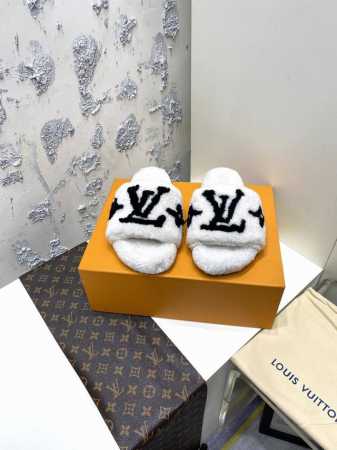 钻面 Louis Vuitto* 钻扣毛拖 高品质闭眼入！采用进口皮毛一体羊羔毛 施华洛世奇水钻扣 巨闪 原版高密度发泡底 Size:# 35-39 40 4 - 点击图像关闭