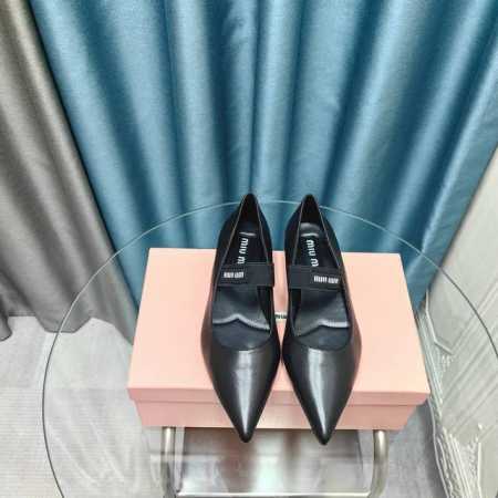 厂价 MIU MIU 24S早春新品尖头 玛丽珍单鞋！ 满满的少女心，款式设计可爱优雅不乏美艳色彩，简简单单又藏着小心机，优雅大方低调显气质，可咸可甜真的太美了 - 点击图像关闭