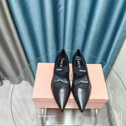 厂价 MIU MIU 24S早春新品尖头 玛丽珍单鞋！ 满满的少女心，款式设计可爱优雅不乏美艳色彩，简简单单又藏着小心机，优雅大方低调显气质，可咸可甜真的太美了