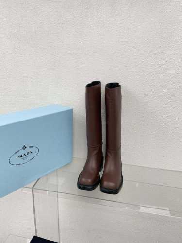 一脚蹬高靴 Prada 简约设计 搭配品牌织带 Logo 的设计和简约的线条 很有格调 简单纯粹得色调 原版开模 舒适炸街 深棕色面料选用小牛皮 Logo 一体