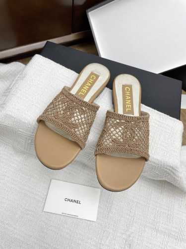 Chanel 25Ss新款蕾丝平底一字拖鞋 众多明星网红上脚，国内外博主刷爆的一个百搭系列，春夏衣橱搭配必备 凉鞋首选. 鞋面：蕾丝绸缎 内里: 进口水晶羊皮内