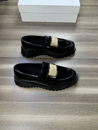 Dolce & Gabba** 杜嘉** -高端品质 原单 -鞋面：进口漆面小牛皮、手工串缝马克线、品牌金属扣件横担 -内里：水染牛皮 -大底：超轻耐磨绒 橡胶