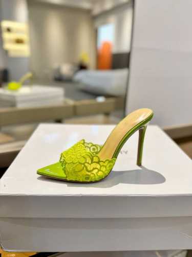 价格P： Gianvito Rossi 经典款尖头电绣高跟鞋，它的出现就像夜空中最璀璨的星辰。经典的款式，永恒的魅力，电绣的图案更是为其增添了梦幻的色彩。每一步
