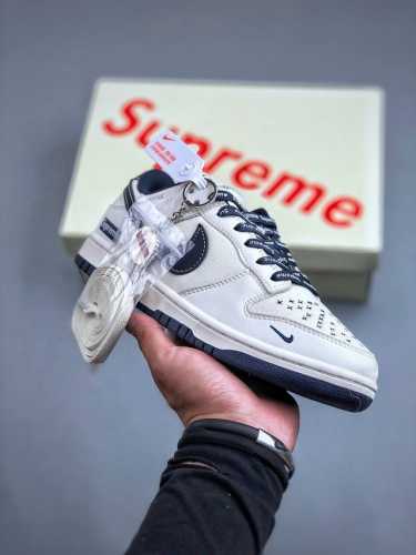 K Supreme X Nike Dunk Low 深蓝帆布此款主张打破传统的工业化流水线设计限制，以made By Ideas的超级创意为理念，集结众多潮流设