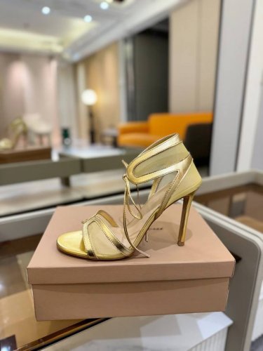价格P： Gianvito Rossi 2025 这款高跟鞋 极简主义的 Elle、Gianvito Rossi 秉承了其传统意大利工艺，专注精巧细节，打造优雅