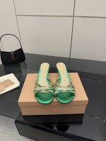 gianvito Rossi 2025新款拖鞋 原版开发 顶级版本 代购品质 gianvitorossi紫色金属效果 穆勒拖Wyna是采用金属效果皮革制成的 穆