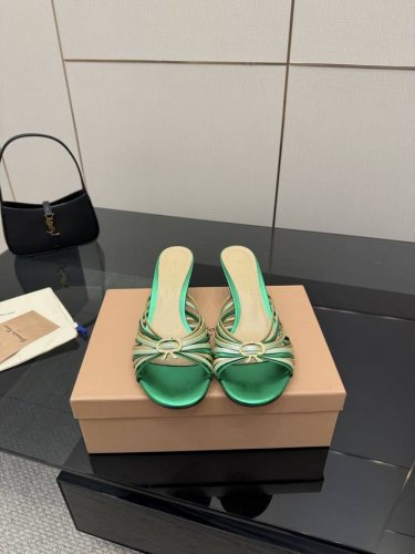 gianvito Rossi 2025新款拖鞋 原版开发 顶级版本 代购品质 gianvitorossi紫色金属效果 穆勒拖Wyna是采用金属效果皮革制成的 穆