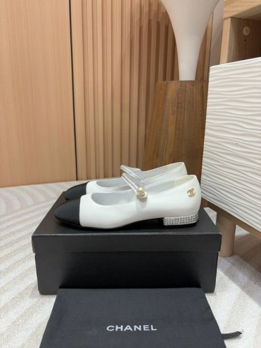 24Fw新款chane*小香钻带玛丽珍单鞋芭蕾舞平底鞋 精致 复古 百搭 舒适 集合一体，真心推荐！玛丽珍骨子里的贵气甜美鞋型 贵气中带点可爱。上脚非常俏皮 而