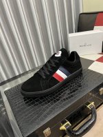 MONCLER 蒙口、官网同款 高品质男鞋 材料：定制小牛皮 网布透气内里真皮鞋垫 原版开模大底款式类型：男士休闲运动鞋 系带款男鞋系列 欧美潮流风格 随意搭