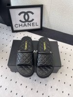 Chanel新款春夏拖鞋 众多明星网红上脚 国内外博主刷爆的一个百搭系列 春夏衣橱搭配必备 进口超柔羊皮鞋面 进口水晶羊皮内里 原版开模定制橡胶底 Size: