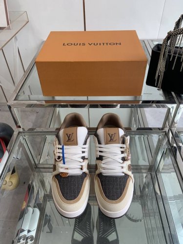 配饰80全新版面 Lv Tarine路易威登L家运动鞋 滑板鞋 情侣款 原版购入开发 做货 本款Lv Trainer 运动鞋选用牛皮革塑造繁复鞋面 需要数小时的
