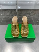 bottegaveneta Bv Knot系列金属跟拖鞋高跟单品 这款方头拖鞋简直Bv最新天花板啦 彩色百搭 金属麻花跟为了稳固耐穿特意采用特殊工艺消除心理阴影
