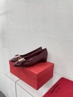 漆皮 舒适 平底蝴蝶结 经典五金扣件 鎏金工艺 Ferragamo 酒红24 菲拉格慕 平底鞋拖鞋 今期高频曝光 人对Fam刮目相看加上各路明星 更加适合日常着