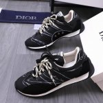 商品商标 Dior 迪奥 休闲鞋 正码码数: 38-44 45.46定做不退换 商品材料 精选牛皮拼接织布涂鸦鞋面 网内里 原版大底
