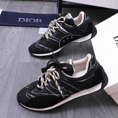 商品商标 Dior 迪奥 休闲鞋 正码码数: 38-44 45.46定做不退换 商品材料 精选牛皮拼接织布涂鸦鞋面 网内里 原版大底
