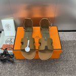 工厂价 爱马仕 Hermes 春夏经典款 Santorini 拼色工字拖女鞋 H家平底圆头一圈带露趾中空凉鞋 材质：进口小牛皮+水洗工艺牛仔布+水染羊皮水里+意