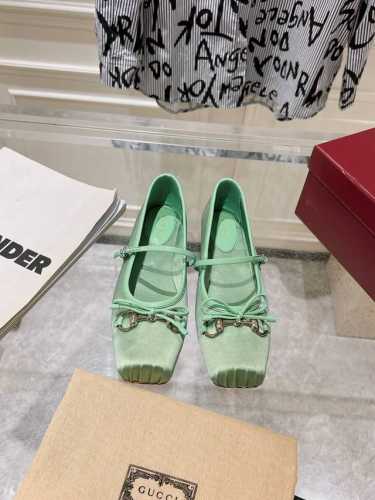 Gucc*古驰芭蕾鞋2025早春系列芭蕾鞋 就说今年是芭蕾鞋大年，Gucci 2025早春系列的芭蕾鞋也火了！小方头设计+经典马衔扣，在精致、优雅中又带着一丝俏