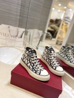 Valentino V家专柜最新款 V标志高帮情侣款运动鞋， 欢迎对比 舒适好穿楦型与专柜一致。Tpu组合大底 女：标准码35-40 41.42 定制 男：标准
