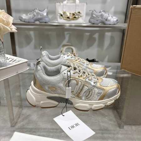 5296-金 顶级本 这款 Dior Chrono 运动鞋是二零二四秋季成衣系列新品，以 Dior 的高订风格重新演绎跑步鞋。白色网眼织物搭配裸色和银色调层压皮 - 点击图像关闭