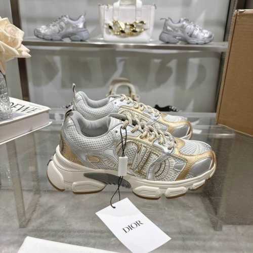5296-金 顶级本 这款 Dior Chrono 运动鞋是二零二四秋季成衣系列新品，以 Dior 的高订风格重新演绎跑步鞋。白色网眼织物搭配裸色和银色调层压皮