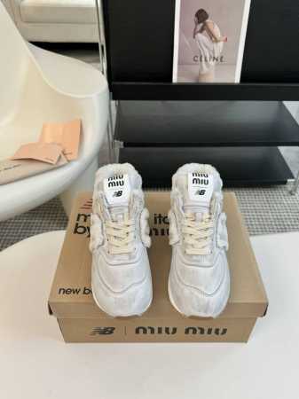 皮 Miu MiuNew Balance 574联名系列、各大品牌都热衷于跨界联名、缪缪这次联名诚意满满非常有亮点鞋面粗纹布料拼接、做旧毛边设计、复古又叛逆、令 - 点击图像关闭
