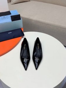 PRADA 普拉达 早春 方头三角皮扣单鞋系列2025s普拉达春夏新品， 顶级版本 实力来袭，少女必备 走秀款女鞋 尖头粗跟专柜走秀款！ 出厂价 _______