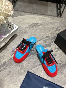 Prada 普拉达春夏秀款薄底德训鞋半拖女 25ss秀款出境率最高的单品 鞋面麂皮有肌理感，内里羊皮包裹，软软糯糯的 鞋垫加厚小羊皮，踩上去无比舒适，有支撑感，