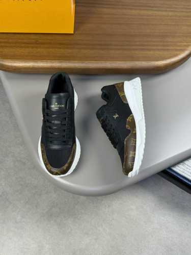 码数38-45 新品 Loui*V ～ Run Away 高端男士休闲 运动鞋！ 采用拼接 Epi 牛皮革和 Monogram 压纹粒面牛皮革，再现传统跑鞋的灵