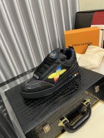 出厂价pp： 出厂价pp Lv顶级版本 新款 代购品质Lv～路易威登Lv Trainer最好看的运动鞋，驴牌力推新品，官网限定款复古篮球运动鞋！高帮低帮均花血本