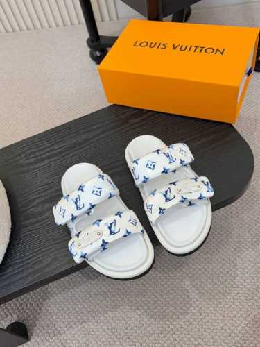 米米 Lv 新款拖鞋火热上新 E还没拍照就一直在卖卖 卖，可想而知火热程度、依旧是经典老花纹搭配Logo定制扣 子、非常适合日常休闲居家、3]个颜色选择每一个都